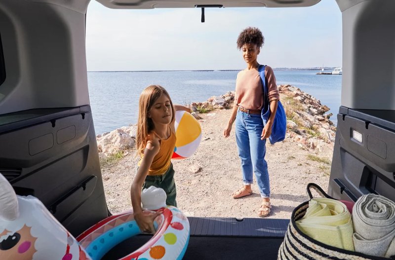 two people gettign things out of the boot