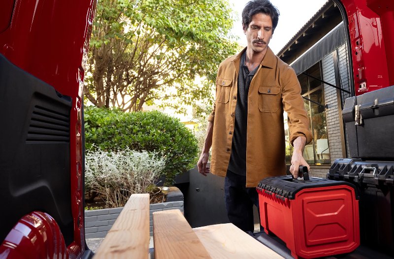 man loading up the boot