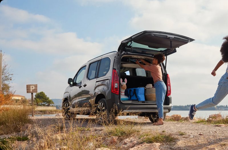 person unloading  the car from the beach