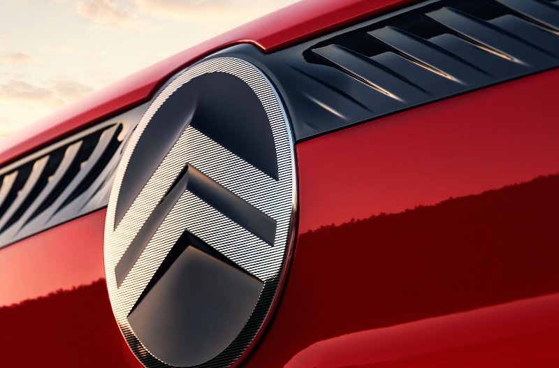 close up of the citroen badge