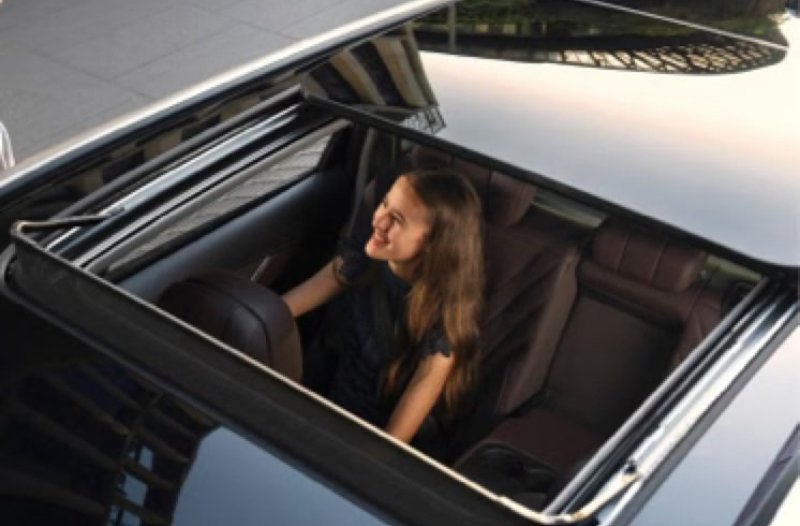 a child look up and out of the sunroof